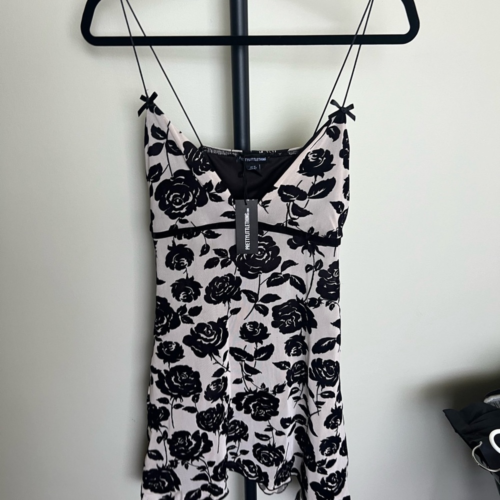 PrettyLittleThing Black and Cream Floral Dress